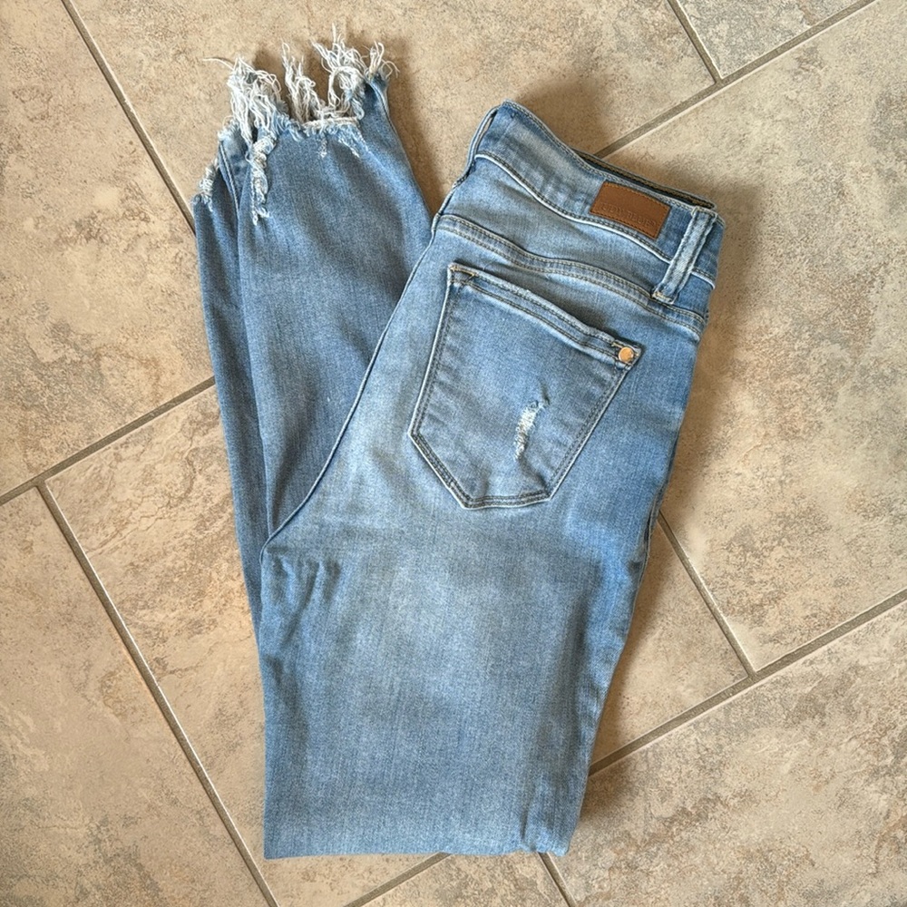 Judy Blue light rinse cropped fit